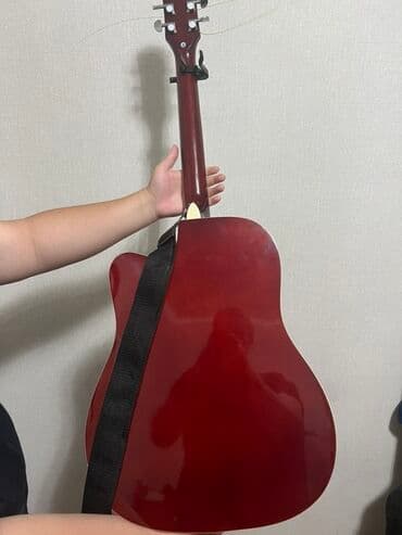 гитара акустическая цена бишкек: Акустическая гитара со светлой декой и темной задней панелью — 3