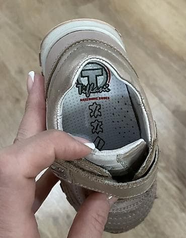 Детская одежда и обувь: Продаю кожаные кроссовки, б/у. Размер 21. Ортопедическая стелька — 6