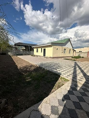 дома с большим участком: Продаётся дом с благоустроенным двором. Характеристики и особенности — 1