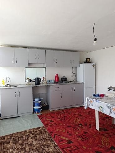 домо: Продаётся жилой дом с несколькими комнатами. - Просторная кухня - — 1