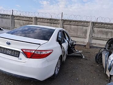 Продается аварийная Toyota Camry Hybrid (седан, белый цвет) — на — 3