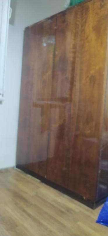 Трёхстворчатый платяной шкаф из шпона (вероятно, дуб/орех) с глянцевым