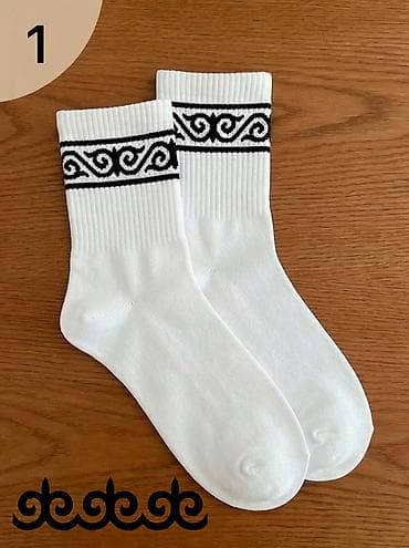 белые чулки: Белые хлопковые носки средней длины с этническим орнаментом. - — 2