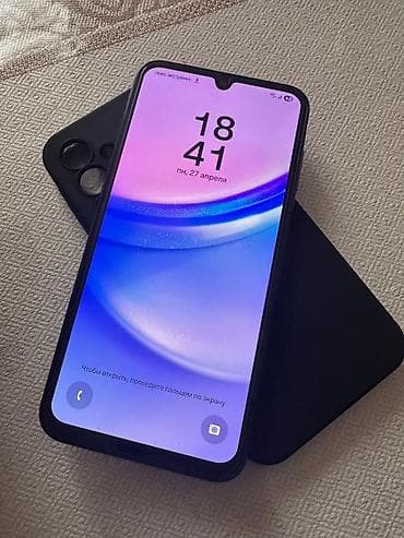 Смартфон с большим безрамочным дисплеем с каплевидным вырезом под