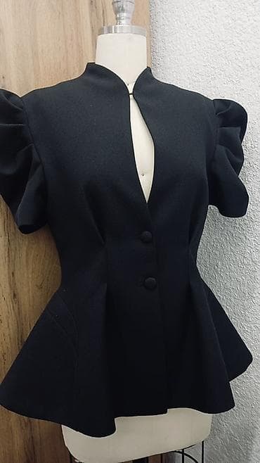 жакет: Жакет женский, черный, приталенного кроя с акцентом на талию, очень — 1