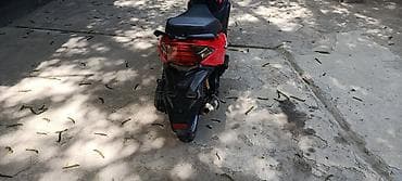 mini ev: Скутер/мопед класса 50–125 см³, стильный городской вариант в ярком — 4