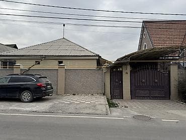 Дом с участком и большим крытым навесом - Кирпичный дом за высоким