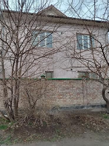 Продаётся жилой дом с закрытым двором и навесом. Характеристики и