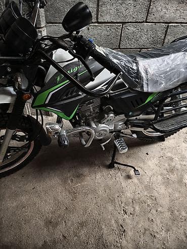 ендура мото: Мотоцикл в бело-зеленой расцветке с динамичным дизайном. Оснащен — 1