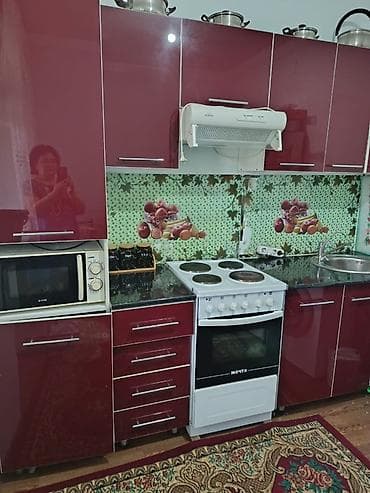 купольные: Кухонный гарнитур бордового цвета с глянцевыми фасадами - — 2