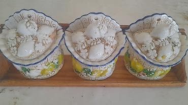 чехлы для ножей: Набор декоративных керамических баночек с крышками на деревянной — 1