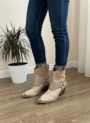 Домашние тапочки: Женские казаки бежевого цвета, выполненные из материала, напоминающего — 1