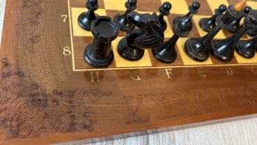 курсы шахмат бишкек: Шахматы СССР. Полный комплект! Все одинаковые. Доска дерево. Фигуры — 9