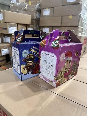 Подарочные новогодние коробки с ручкой и раскраской на боковых гранях