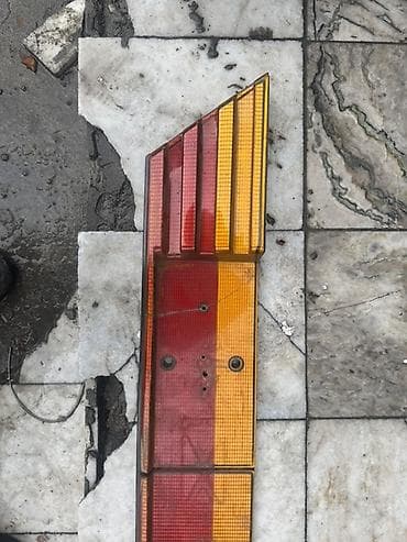 задний плафон 124: На 124 Мерседес Задняя центральная декоративная накладка/панель — 1