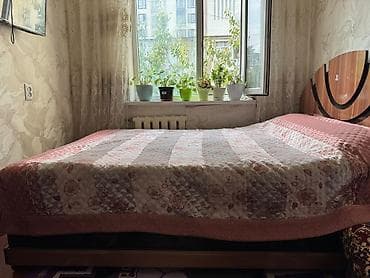 Двуспальная кровать с изголовьем + комод с большим зеркалом - Кровать