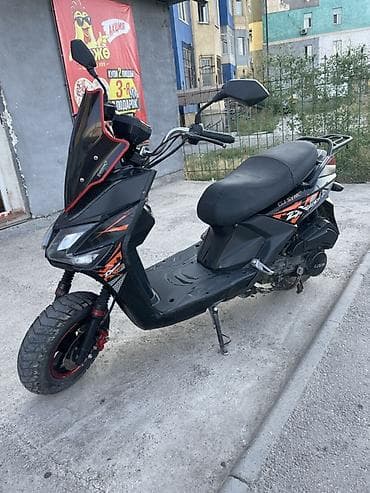 Скутер 49/50 см³ (класс 50cc), спортивный дизайн. Основные