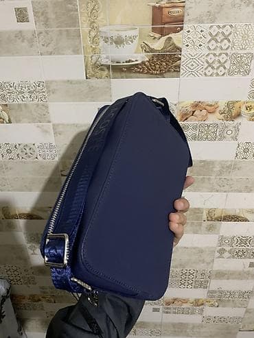 лакосте сумка: Сумка через плечо Lacoste, темно‑синяя. - Формат: компактная — 2