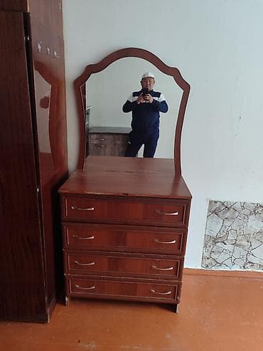 бу спальни: Продам кровать, шкаф и тумбучку с зеркалом. За все 6000 сом — 2