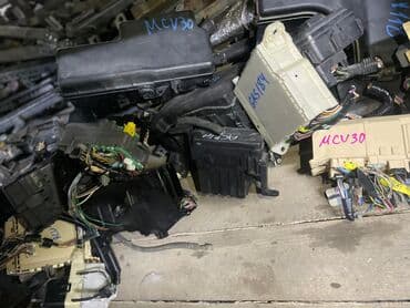 продаю дом: Петли капота Toyota, Б/у, Оригинал — 4