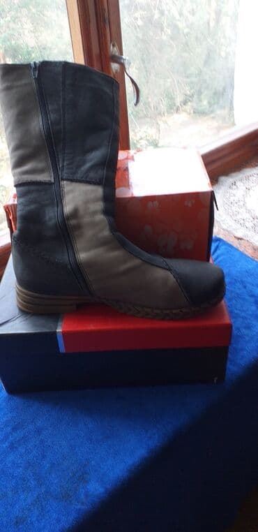 прокат национальных костюмов для детей: Продаю сапожки трёхцветные / серый, чёрный, бежевый/, кожаные, внутри — 1