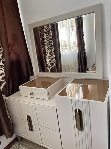 Туалетный столик с зеркалом и модульными секциями хранения. - at lalafo.kg Туалетный столик с зеркалом и модульными секциями хранения. -