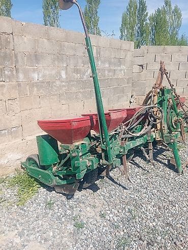 пресс поборшик: Кукурузная/овощная механическая сеялка, навесная на трактор. - Ширина — 7