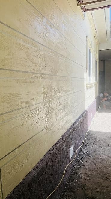 Фасадные работы: декоративная штукатурка с имитацией горизонтальных at lalafo.kg Фасадные работы: декоративная штукатурка с имитацией горизонтальных