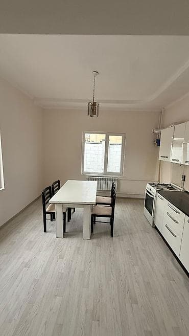Үйлөр: 🏡 **Продается кирпичный Дом Район: ж/м Ак-Орго, Бишкек 🛏️ 4 комнаты — 10
