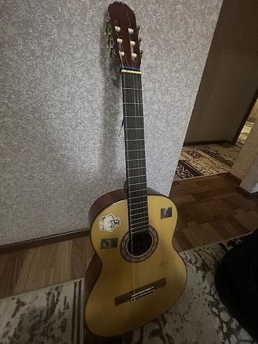 Комузы: Классическая акустическая гитара 4/4 В комплекте есть чехол и запасные — 2