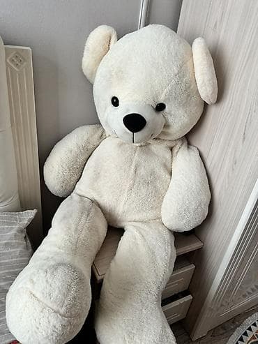 маленький мишка: Большой плюшевый мишка, цвет молочно‑белый. - Размер: очень крупный — 4