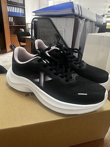 Кроссовки, 38, Новый, цвет - Черный, Самовывоз, Платная доставка