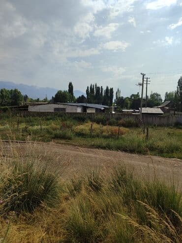 бишкек квартира берилет: Продаётся земельный участок 30 соток. На территории имеется здания 500 — 12