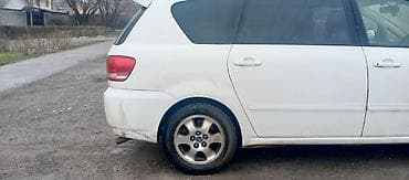 b class: Toyota Ipsum: 2002 г., 2.4 л, Автомат, Газ, Минивэн — 1