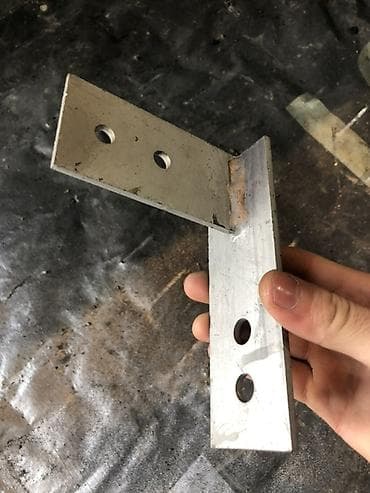 уголок железа: Угловой металлический кронштейн 90° - Материал: металл (судя по виду — 3