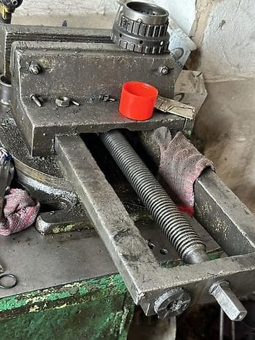 тиски станочные: Тиски слесарные массивные + металлический верстак с тумбами Описание — 2