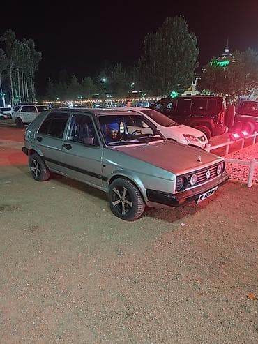 авто сатылат: Volkswagen Golf: 1988 г., 1.8 л, Кол менен иштөөчү, Бензин, Седан — 1