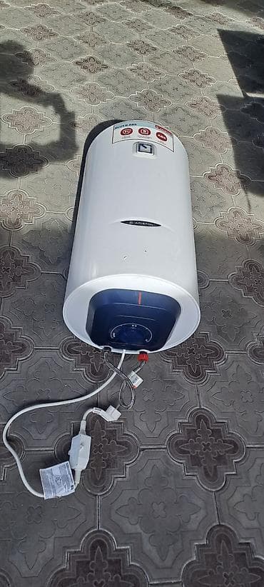 вода слив: Накопительный водонагреватель Объем бака: 40 л, Ariston, Новый — 1