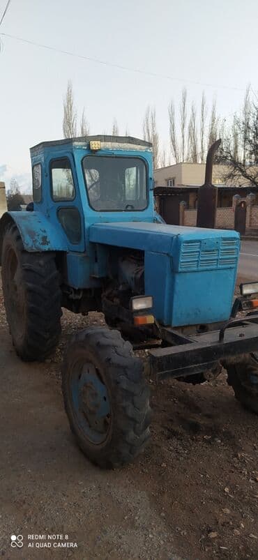 глушитель на трактор: Трактор колесный, с кабиной, цвет голубой/синий. Основные — 4