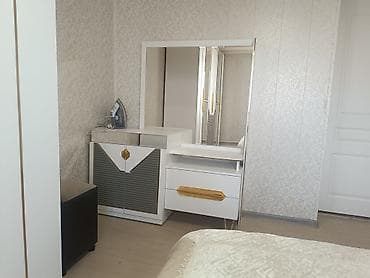 шкафы тумбы: Спальный гарнитур в современном стиле с золотистыми акцентами. Состав — 3