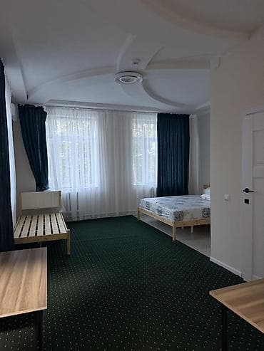 Просторная комната-студия с двумя спальными местами. Светлое помещение