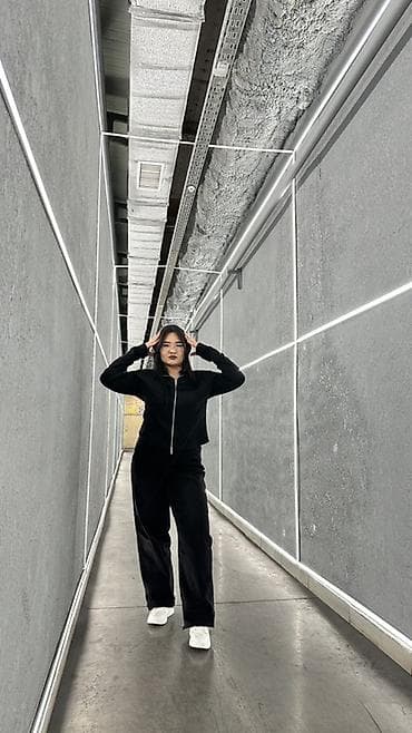 Черный женский спортивный костюм из мягкого трикотажа. - Верх: худи at lalafo.kg Черный женский спортивный костюм из мягкого трикотажа. - Верх: худи