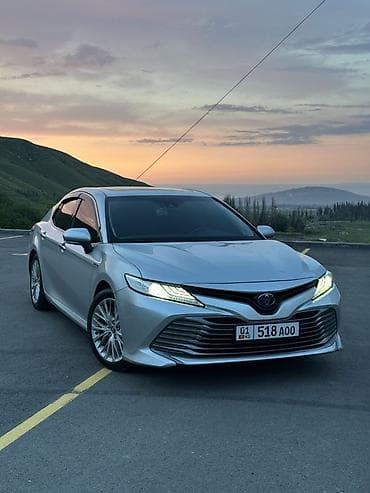 Toyota Camry: 2018 г., 2.5 л, Гибрид, Седан — 2