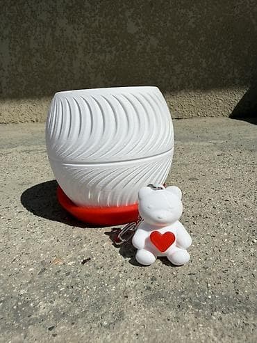 4 pot: Горшок для растений с поддоном + брелок-мишутка. Можете — 4