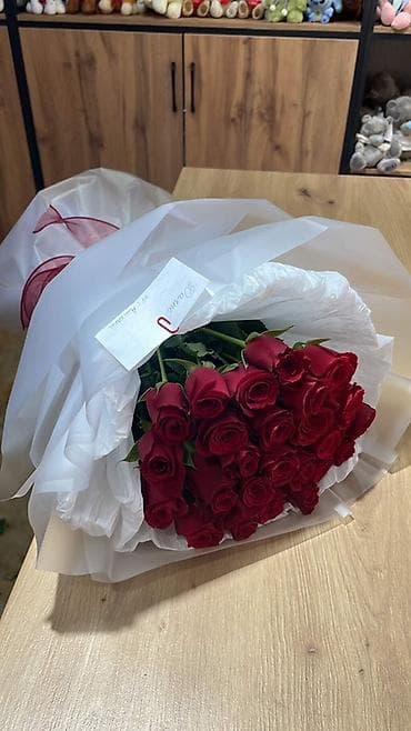 Букеты из свежих роз - Ассортимент: классические красные, белые и