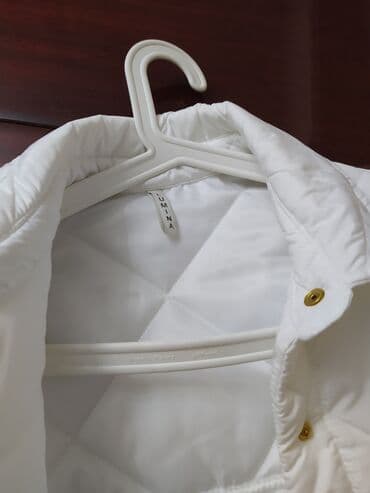 один: Продаю шикарную белоснежную курточку, производство Италия,размер — 6