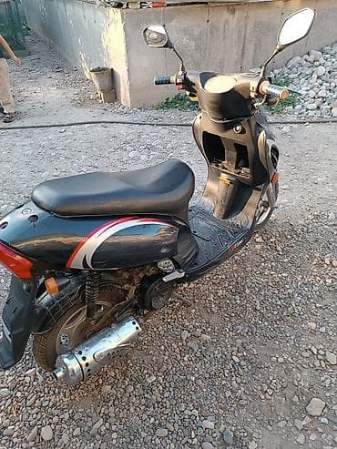 мото зарядка: Скутер 50–80 cc, двухместный - Компактный городской скутер в тёмном — 2
