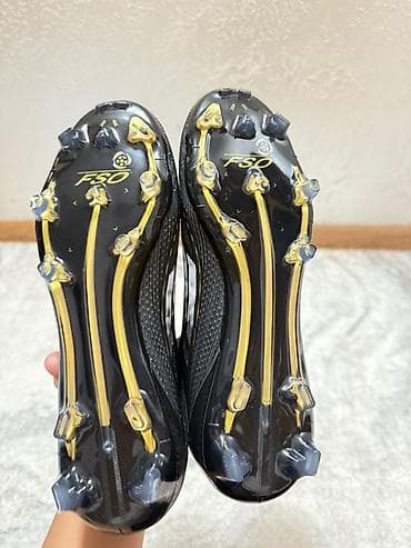 футболный бутцы: Футбольные бутсы F50 (шнурков нет, носок-эластичный). - Тип подошвы — 9