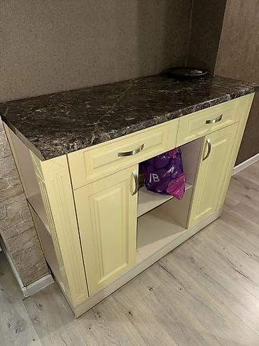 тумбочки для вещей: 1) шкаф 5) таршер 6) 2 комода 7) диван 8) ковер 9) стол — 8