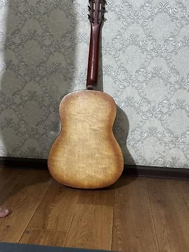 Пианино, фортепиано: Классическая акустическая гитара с тёплым винтажным оттенком корпуса — 2